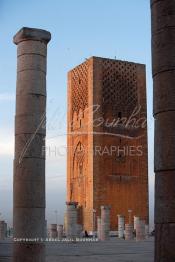 Image du Maroc Professionnelle de  Le Minaret et quelques colonnes de la mosquée (Tour Hassan) qui fît construite à la fin du XIIe siècle par le Sultan Yacoub el Mansour (dynastie Almohade) désireux de construire la plus grande mosquée du monde doté de 400 colonnes, la construction n’a pas été achevé suite à la mort du sultan en 1199, La tour Hassan est le symbole de Rabat son esplanade abrite le Mausolée Mohammed V de Rabat, Jeudi 15 Février 2007. (Photo / Abdeljalil Bounhar)